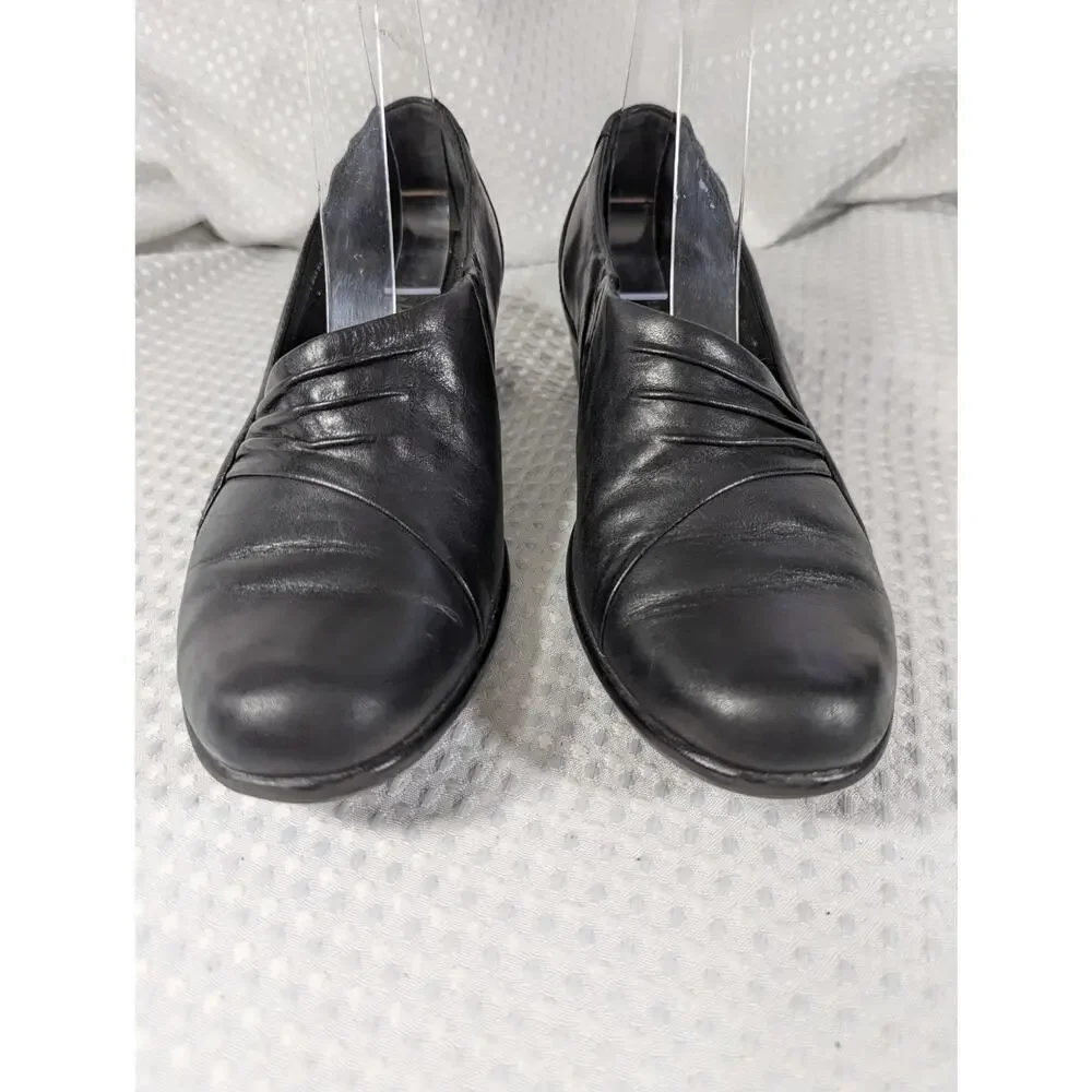 NWOT! CLARKS! BLACK GENUINE LEATHER MEGA PADDED COMFY RUBBER SOLE LOAFERS! SZ 8M